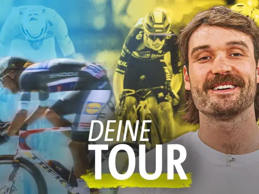 Ein Mann mit Schnurrbart lächelt, im Hintergrund Radfahrer bei einer Rennrad Mehrtagestour.