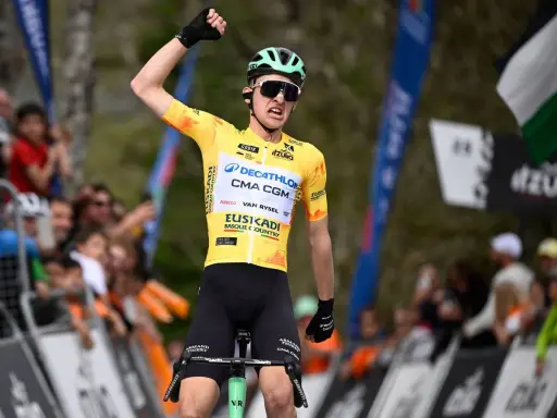 Radfahrer Paul Seixas jubelt im gelben Trikot.