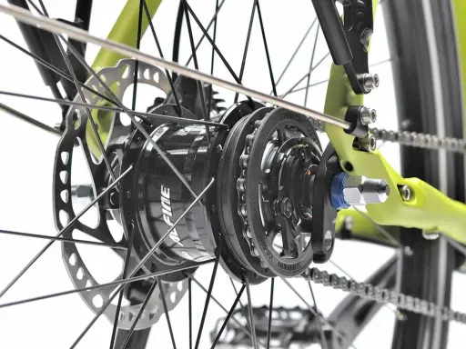 Nahaufnahme des Hinterrads eines Fahrrads mit einer Shimano Alfine 11 Nabenschaltung, Scheibenbremse und Kette.