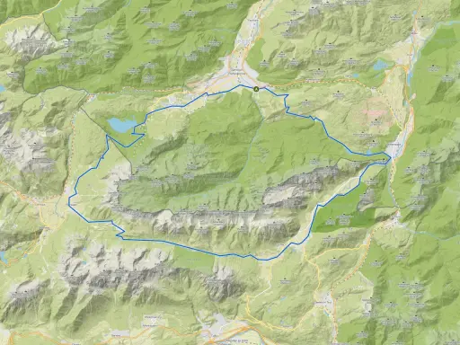 Eine MTB-Tour-Route schlängelt sich durch die beeindruckende Berglandschaft von Garmisch-Partenkirchen, vorbei an Gipfeln wie Zugspitze und Alpspitze.