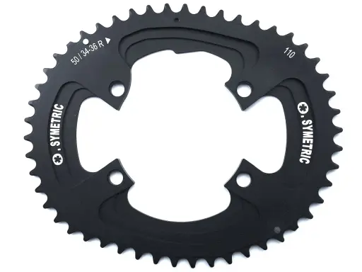 Schwarzes, ovales Kettenblatt mit der Aufschrift "SYMETRIC" und Größenangaben wie "50/34-36 R" und "110".