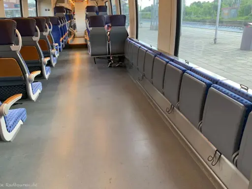 Leere Sitze im ice fahrradabteil. Perfekt für die nächste Radtour mit dem Zug.