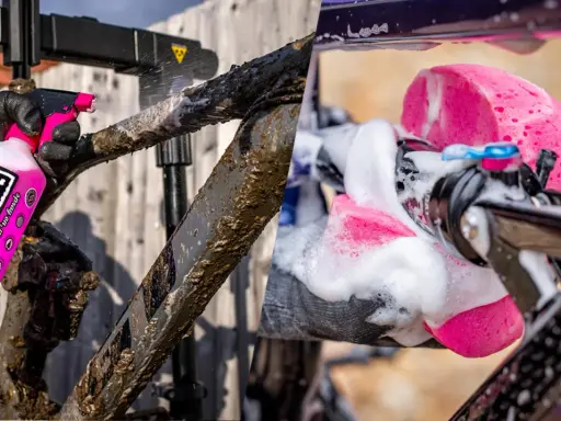 Schlammiges MTB wird mit pinkem Reiniger eingesprüht und dann mit einem Schwamm geschäumt. So wird das MTB reinigen zum Kinderspiel.