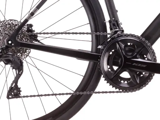 Nahaufnahme des Hinterrads und der Kurbelgarnitur eines schwarzen Fahrrads mit der besten Shimano Schaltung.