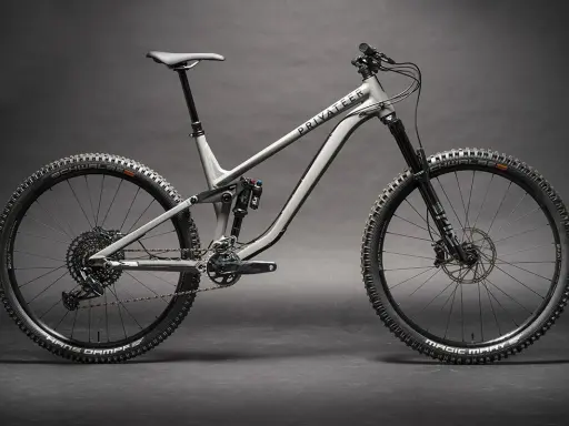 Ein graues Fullsuspension-Mountainbike der Marke Privateer steht auf dunklem Grund. Dieses Bike ist bereit für jedes Abenteuer.