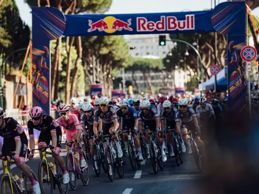 Radfahrer kämpfen um die Spitze der Giro d'Italia Gesamtwertung unter dem Red Bull Bogen.