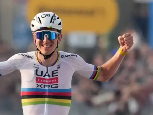 Jubelnder Radfahrer im UAE-Trikot, die Arme erhoben. Sein Erfolg spiegelt sich im hohen Pogacar Gehalt wider.