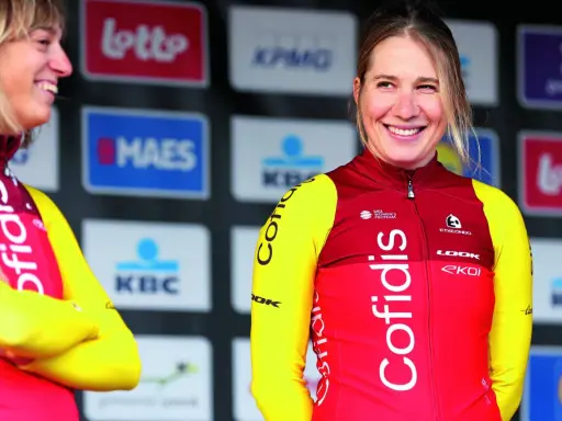 Clara Koppenburg strahlt im Cofidis-Trikot. Sie ist eine erfolgreiche Radsportlerin.