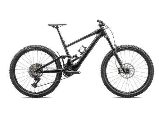 Schwarzes, leichtes EMTB mit Vollfederung, bereit für den Test.