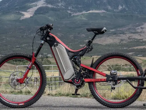 Ein rotes E-Bike mit großem Akku, bereit für Abenteuer. Mit einer Reichweite von 500 km ist es ideal für lange Touren.