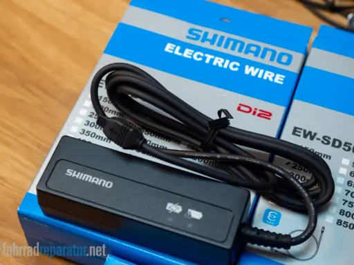 Shimano Di2 E-Tube Kabel und Ladegerät. Perfekt für die elektrische Schaltung.
