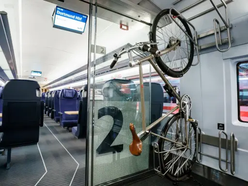 Fahrradmitnahme im ICE: Gute Erfahrungen mit der praktischen Aufhängung. Platz für dein Rad nach Dortmund Hbf.