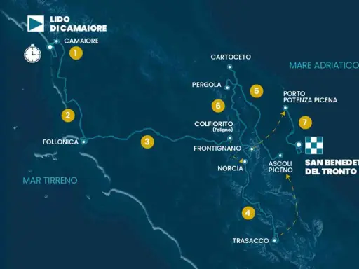Karte der Tirreno Adriatico Radrundfahrt mit Etappenorten wie Lido di Camaiore, Follonica, Ascoli Piceno und San Benedetto del Tronto.