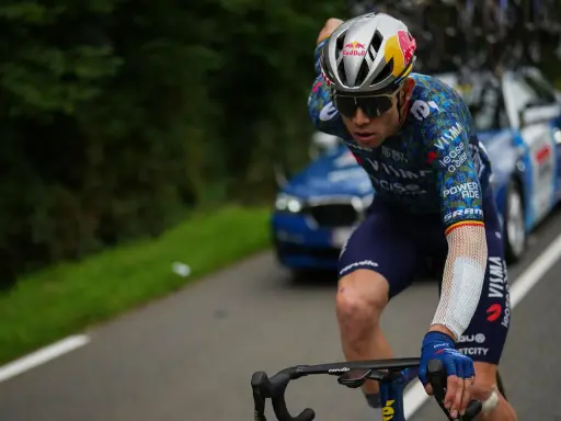 Van Aert kämpft sich auf seinem Rad durch die Landschaft, die Bandagen an seinem Arm zeugen von seinem Kampfgeist.