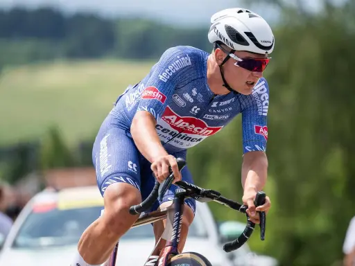 Maurice Ballerstedt im blauen Radtrikot, konzentriert auf dem Rennrad, mit Canyon-Helm und Brille.