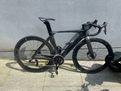 Schwarzes Rennrad mit aerodynamischem carbon rahmen und tiefen Felgen, bereit für die nächste Fahrt.