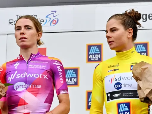 Lotte Kopecky auf dem Podium, sie trägt ein pink-violettes Trikot. Neben ihr eine Fahrerin im gelben Trikot.