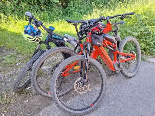 Zwei E-Bikes stehen bereit für den Jakobsweg. Ein gelber Helm hängt am Lenker des vorderen Fahrrads.