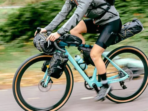 Person auf einem voll beladenen Rennrad für Rennradtouren Deutschland, bereit für das nächste Abenteuer.