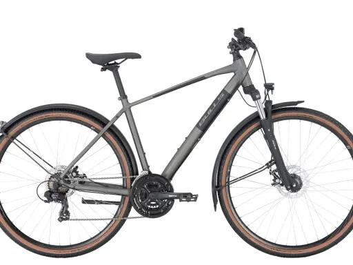Graues Bulls Crossbike mit Schutzblechen und Federgabel. Ein vielseitiges Fahrrad für Straße und Gelände, das zeigt, was ein Crossbike kann.