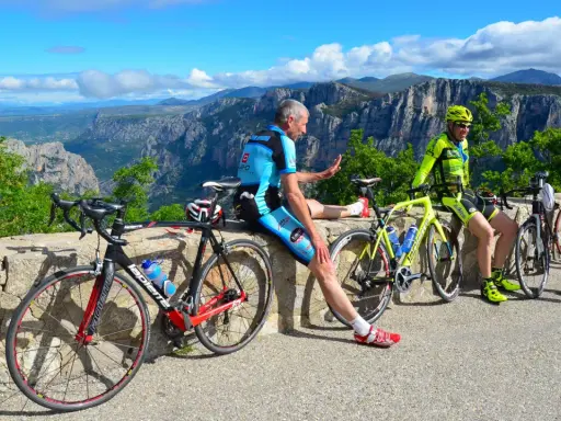 Radfahrer auf der Nizza Route genießen die Aussicht auf die Berge.