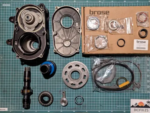 Teile für Brose Motor Probleme: Getriebegehäuse, Ritzel, Lager und Zahnriemen.