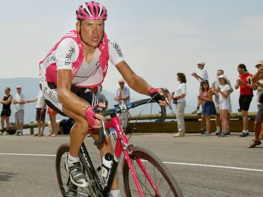 Jan Ullrich auf Mallorca, im T-Mobile-Trikot, kämpft sich bergauf. Zuschauer feuern ihn an.