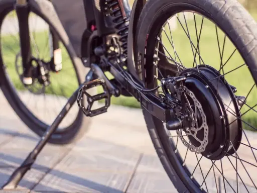 Nahaufnahme des Hinterrads eines E-Bikes mit integriertem e bike hinterradmotor und Scheibenbremse.