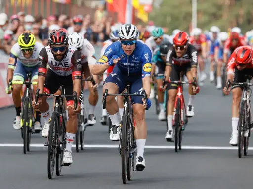 Radfahrer Fabio Jakobsen im blauen Trikot kämpft sich im Sprint durch das Peloton.