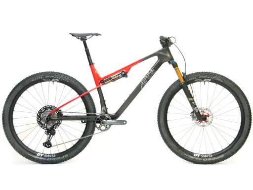 Ein modernes Mountainbike mit Vollfederung, Rahmen in Grau und Rot, Schriftzug "ARC8". Bereit für jedes Abenteuer.
