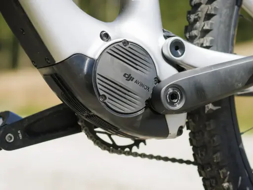 Nahaufnahme des E-Bike-Antriebs mit dem DJI AVINOX Logo.
