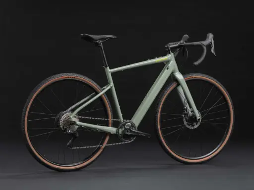 Grünes Cannondale Topstone Neo SL 2 Gravelbike mit braunen Reifen. Das geringe cannondale topstone neo sl 2 gewicht macht es agil.
