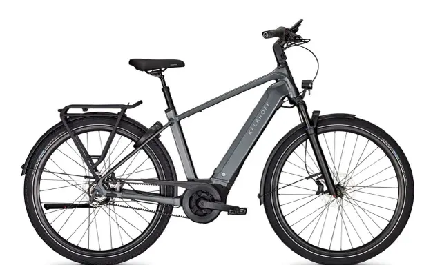 Graues Kalkhoff Image 5.b Advance+ E-Bike mit Gepäckträger und Riemenantrieb, bereit für den Test.