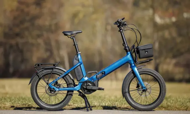 Blaues Cube Fold Hybrid 500 E-Bike im Test, mit Gepäckträger und Tasche.
