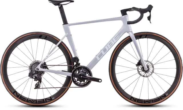 Graues Cube Rennrad mit Scheibenbremsen und braunen Reifen, bereit für den cube litening air test.