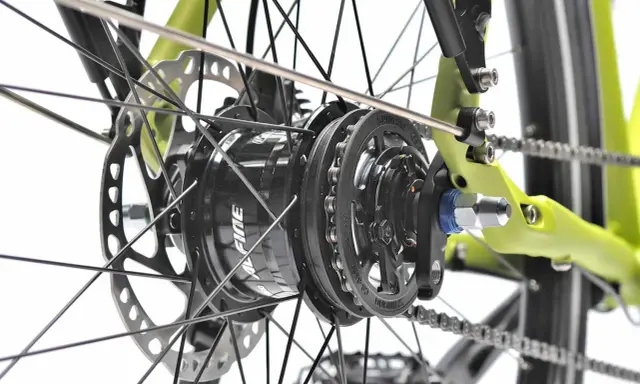 Nahaufnahme des Hinterrads eines Fahrrads mit einer Shimano Alfine 11 Nabenschaltung, Scheibenbremse und Kette.