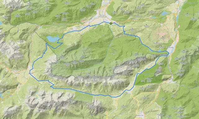 Eine MTB-Tour-Route schlängelt sich durch die beeindruckende Berglandschaft von Garmisch-Partenkirchen, vorbei an Gipfeln wie Zugspitze und Alpspitze.