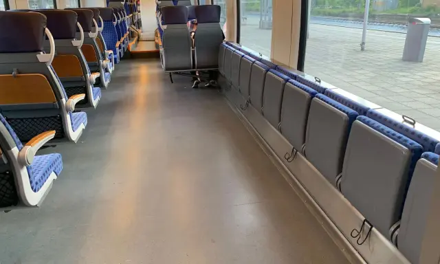 Leere Sitze im ice fahrradabteil. Perfekt für die nächste Radtour mit dem Zug.