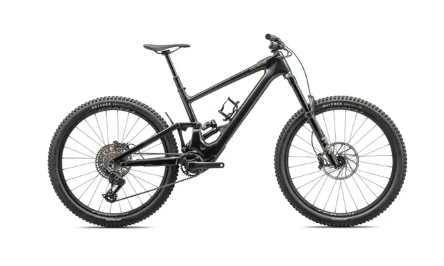 Schwarzes, leichtes EMTB mit Vollfederung, bereit für den Test.
