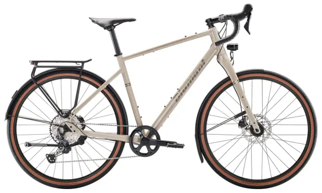 Beiges Diamant Nhomatest Gravelbike mit Gepäckträger und Schutzblechen, bereit für jedes Abenteuer.