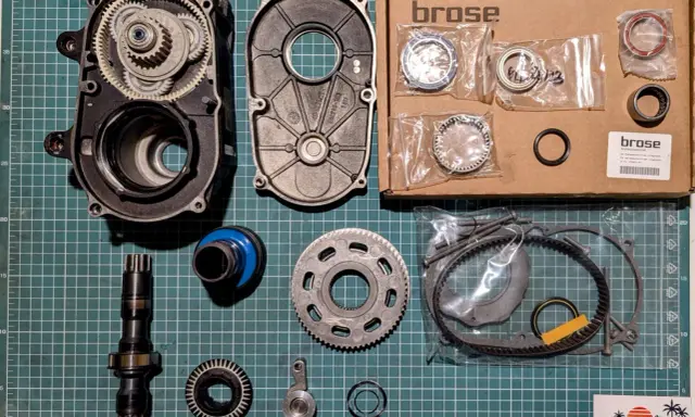 Teile für Brose Motor Probleme: Getriebegehäuse, Ritzel, Lager und Zahnriemen.