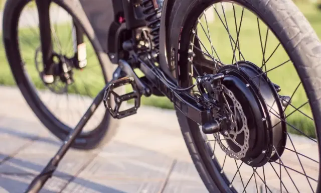 Nahaufnahme des Hinterrads eines E-Bikes mit integriertem e bike hinterradmotor und Scheibenbremse.
