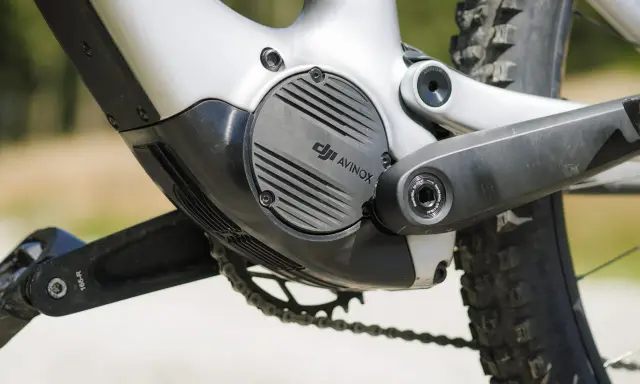 Nahaufnahme des E-Bike-Antriebs mit dem DJI AVINOX Logo.