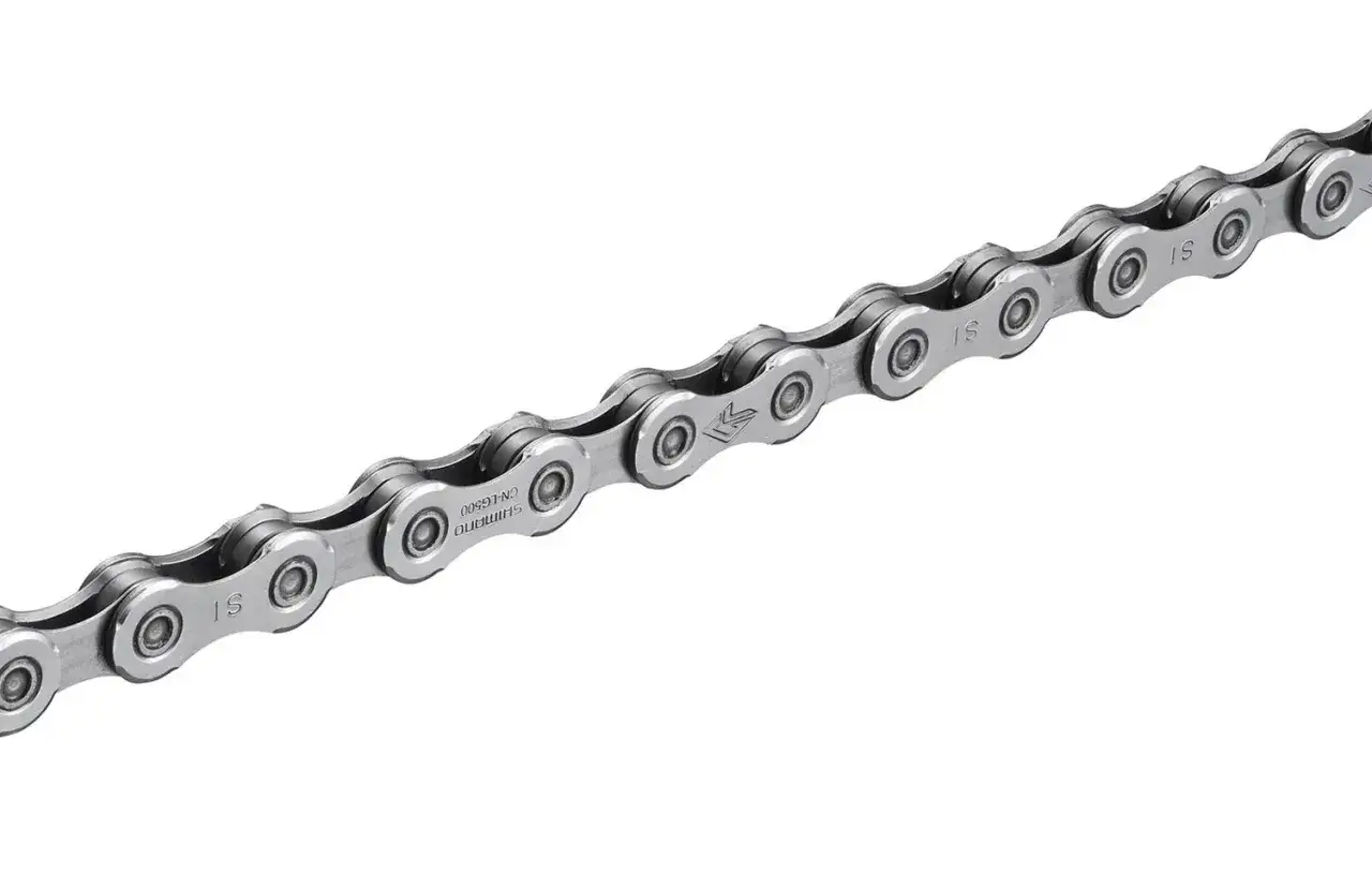 Shimano Linkglide Fahrradkette, glänzend, auf weißem Hintergrund.