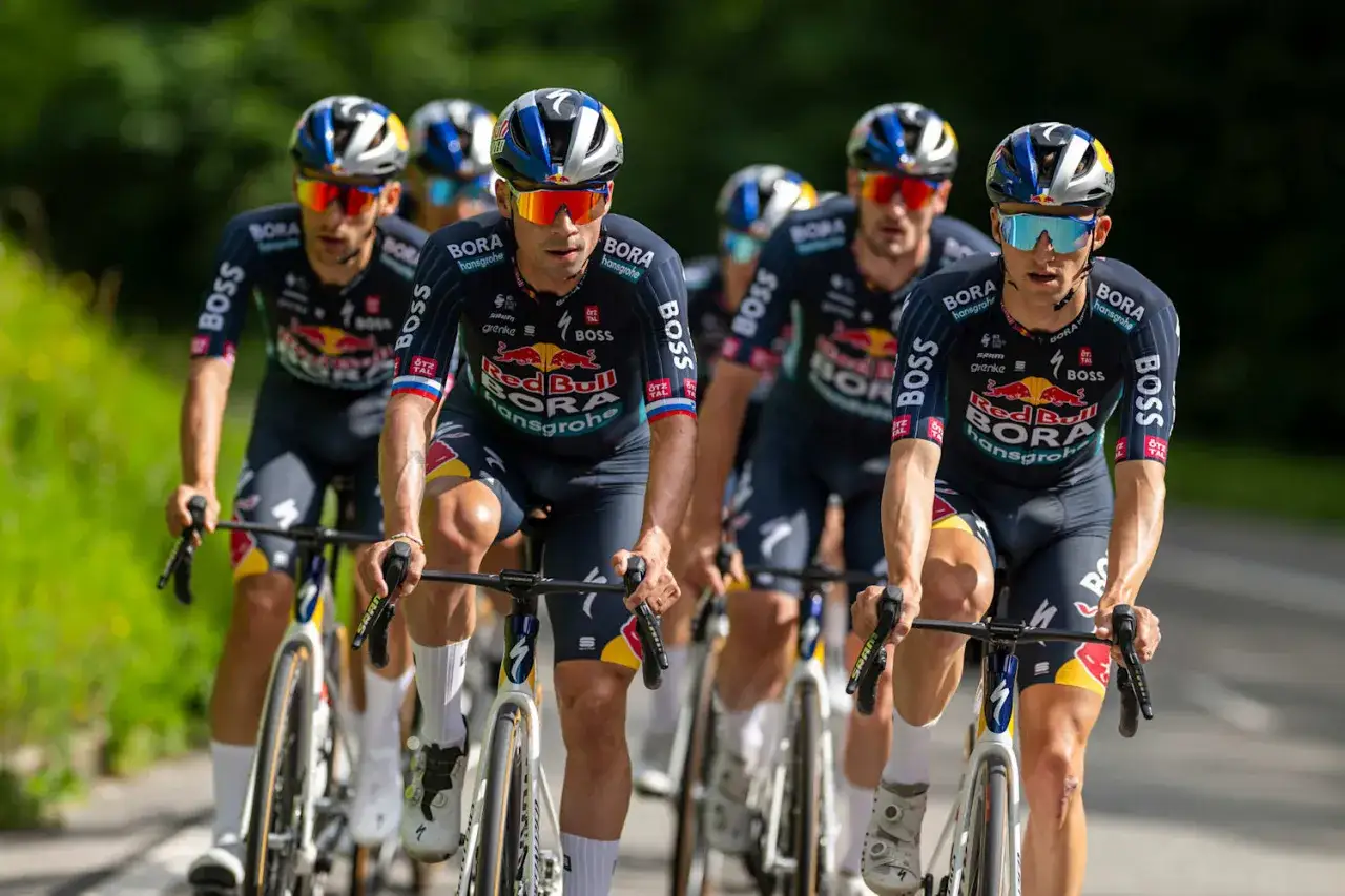 Radfahrer des Teams Red Bull Bora Hansgrohe im geschlossenen Verband auf einer Bergstraße.