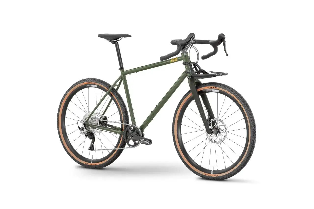 Gr&uuml;nes Gravelbike von Rose mit Gep&auml;cktr&auml;ger vorne, bereit f&uuml;r den Rose Hobo Test.