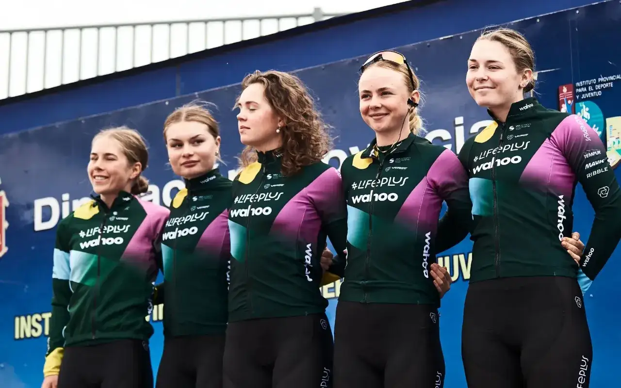 Fünf Radsportlerinnen des #LIFEPLUS Teams stehen lächelnd nebeneinander.