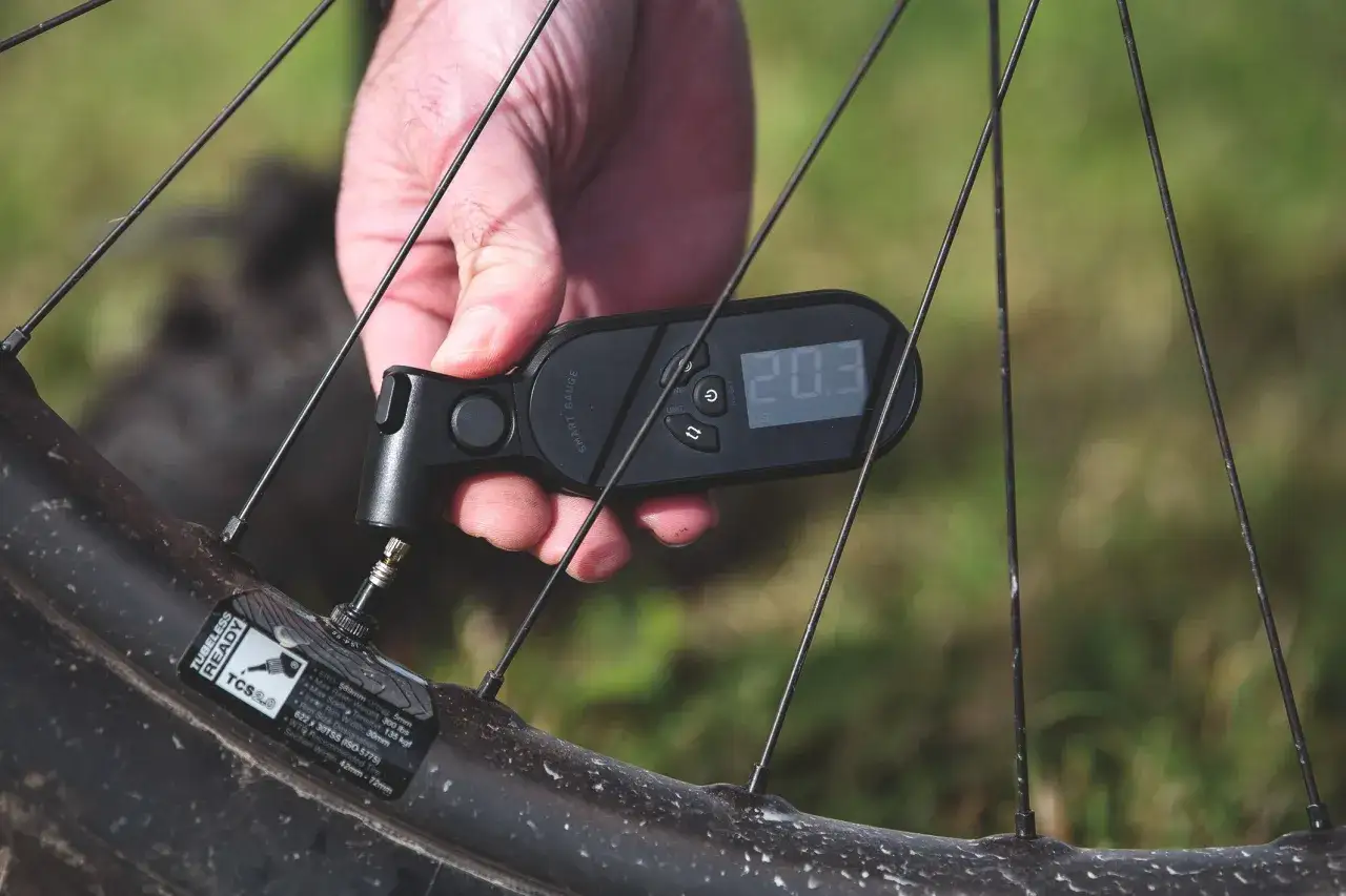 Digitale Messung zeigt 20,3 PSI für den Fahrradreifen an.