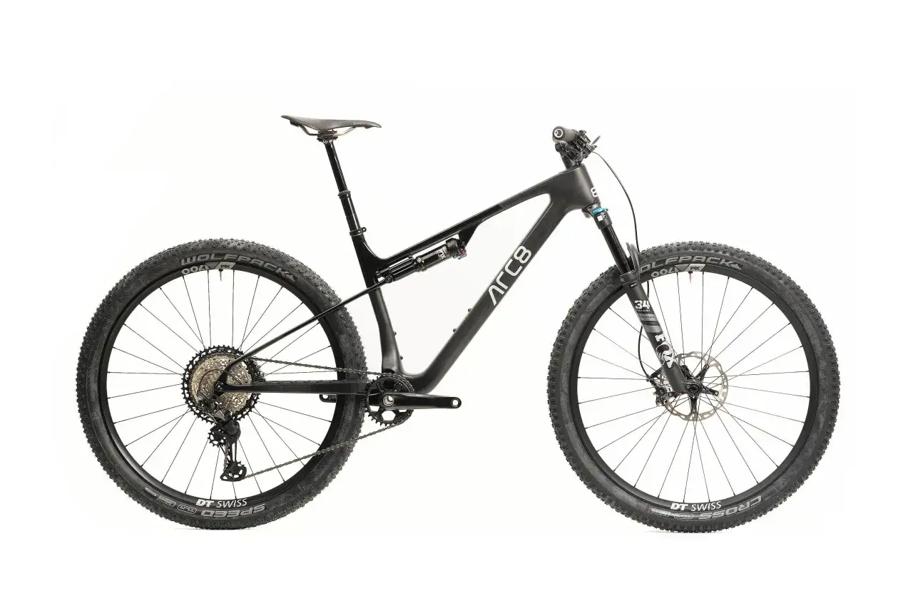 Schwarzes Mountainbike, Modell arc 8, mit Vollfederung, Fox Gabel und DT Swiss Laufrädern.