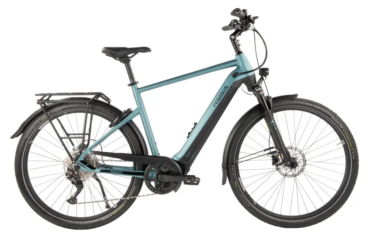 Pegasus Premio Evo 10 Test: Ein elegantes, t&uuml;rkisfarbenes E-Bike mit Gep&auml;cktr&auml;ger und Bosch-Motor, bereit f&uuml;r den Praxistest.